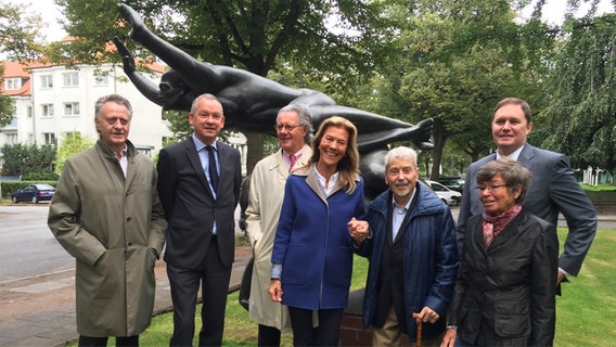 Holger Hertz, Lutz Marmor, Henrik Hertz, Gabriele Hertz, Boris und Inge Kegel-Konietzko, Dr. Carsten Brosda (v.l.). Holger Hertz, Lutz Marmor, Henrik Hertz, Gabriele Hertz, Boris und Inge Kegel-Konietzko, Dr. Carsten Brosda (v.l.).