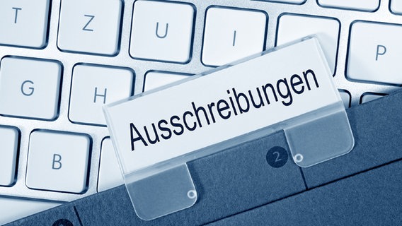 Themenbild Ausschreibungen © Fotolia / Doc Rabe Media 