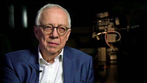 Der Journalist Hans-Jürgen Börner sitzt 2017 bei einem Interview in einem Fernsehstudio. © NDR 