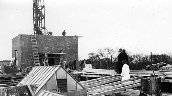 Bauarbeiter auf dem Dach des ehemaligen Norag-Gebäudes  