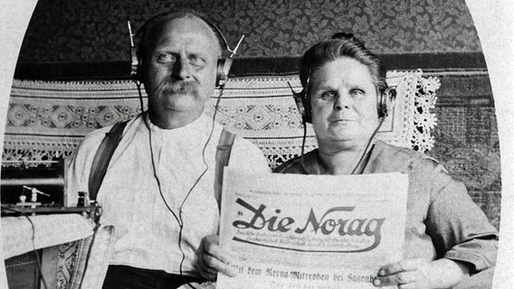 NDR Geschichte(n), Norag Radiohörer mit der Zeitung "Die Norag", ca. 1933.  
