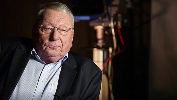 Der Journalist Robert Hetkämper sitzt in einem Fernsehstudio. © NDR 