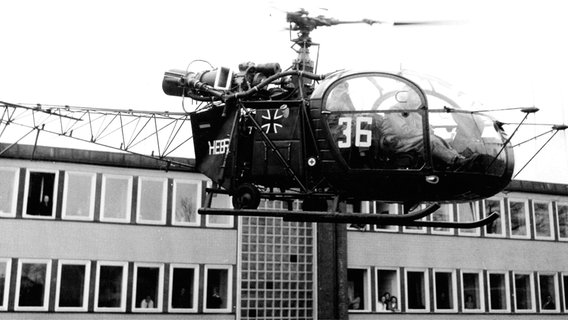 1962: Hubschrauber des Fernsehteams auf dem Gelände der Tagesschau in Lokstedt © Freig. Luftfahrtamt Hbg.100517, 100524, 89 004 