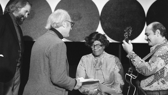 Michael Naura, ein Unbekannter, Ella Fitzgerald und Joe Pass (von links) beim 113. NDR Jazzworkshop im Fernsehstudio B in Hamburg-Lokstedt am 19.05.1976. © NDR Foto: Annemarie Aldag