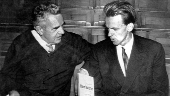 Der Literaturwissenschaftler und Schriftsteller Walter Jens (rechts) und der Leiter der Gruppe 47, Hans Werner Richter, am 14. September 1964 in der Stockholmer Universität. © picture-alliance / dpa 