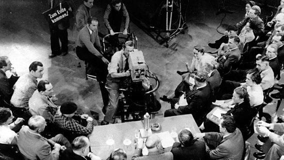 Kameramann bei den Aufnahmen zur Sendung "Öffentliche Diskussion - Bauen", 1952. © NDR 