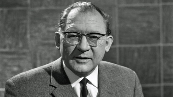 Prof. Eugen Kogon - Publizist, Soziologe und Politwissenschaftler. Auch Moderator und Leiter (1964) von "Panorama". © NDR 