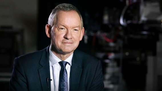 NDR Intendant Lutz Marmor sitzt in einem Fernsehstudio. © NDR 