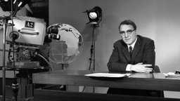 Peter Merseburger Ab 1967 Leiter und Moderator der Fernsehsendung "Panorama" (erstes politisches Magazin ab 04.06.1961 auf Sendung), 1969 wurde er TV-Chefredakteur des Norddeutschen Rundfunks. 1977 ging Peter Merseburger als ARD-Korrespondent und Studioleiter nach Washington (bis 1982), dann nach Ost-Berlin (1982 bis 1987) und nach London (1987 bis 1991). Anfang 1991 trat er in den Ruhestand und arbeitet seither als freier Schriftsteller. Peter Merseburger Ab 1967 Leiter und Moderator der Fernsehsendung "Panorama" (erstes politisches Magazin ab 04.06.1961 auf Sendung), 1969 wurde er TV-Chefredakteur des Norddeutschen Rundfunks. 1977 ging Peter Merseburger als ARD-Korrespondent und Studioleiter nach Washington (bis 1982), dann nach Ost-Berlin (1982 bis 1987) und nach London (1987 bis 1991). Anfang 1991 trat er in den Ruhestand und arbeitet seither als freier Schriftsteller. © NDR