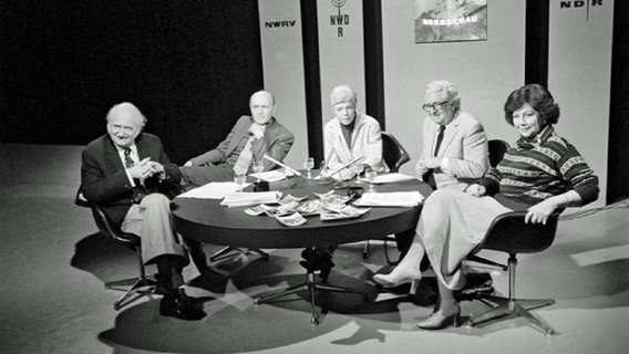 Eine Gesprächsrunde. v.l.: Walter Menningen, Horst Seifert, Ingrid Lorenzen, Rüdiger Proske und Helga Norden. (1960) © NDR 