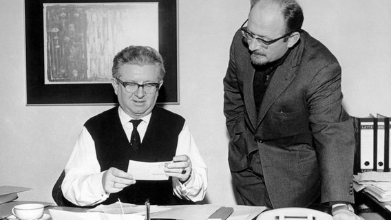 Redaktionsbesprechung: Rüdiger Proske (Fernsehjournalist, Mitbegründer und Leiter (1961-1963) des Magazins "Panorama") und Gerd von Paczensky (Journalist, auch Moderator und Leiter (1961/62) bei "Panorama"). © NDR 