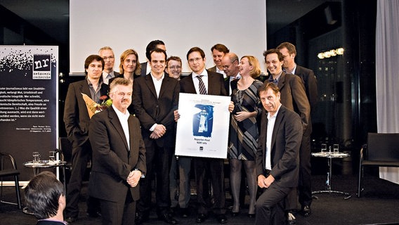 Eine Gruppe von Menschen bei der Preisverleihung von Netzwerk Recherche 2009.  