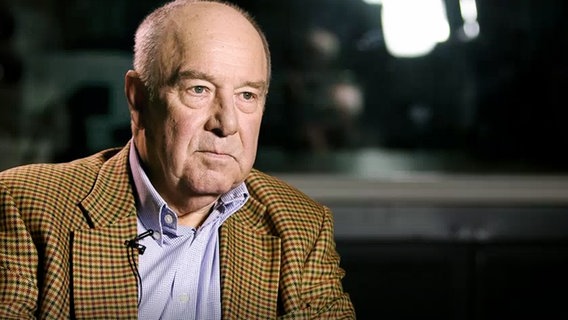 Der ehemalige Hörfunkdirektor des NDR, Gernot Romann, sitzt in einem Fernsehstudio. © NDR 