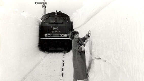 Annegret Ströh zeigt, wie hoch die Schneemassen sind  