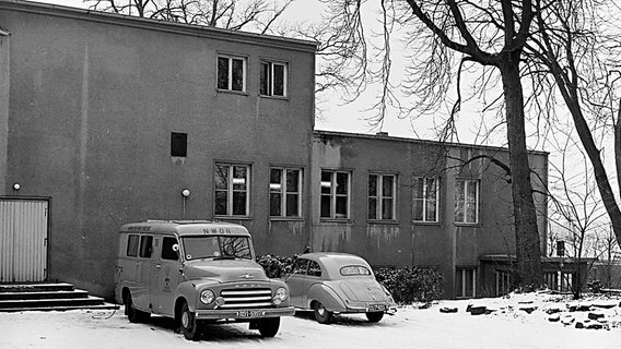Das Studio wurde im Dezember 1950 eingeweiht. Rückfront mit Garageneinfahrt, NWDR Wagen © NDR 