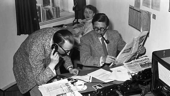 Martin S. Svoboda (mit Pfeife, Leiter der Tagesschau) und der Tagesschauredakteur Horst Jädicke im Büro in der Heilwigstraße. © NDR 