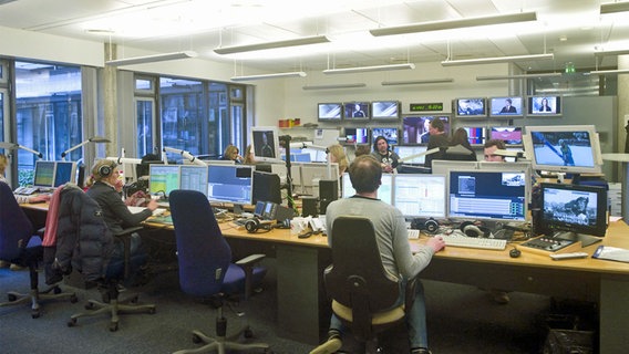 Das Großraumbüro der Tagesschau-Redaktion heute. © NDR Foto: Sker Freist