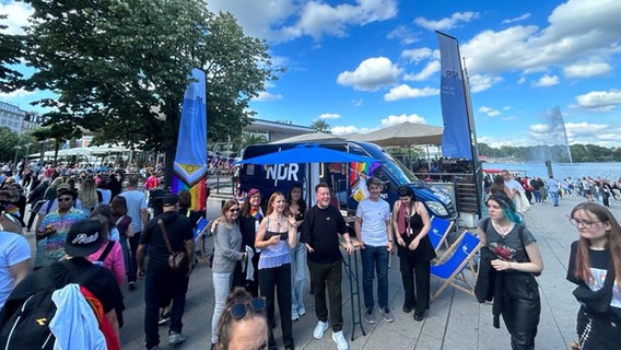 Der DialogBus auf dem CSD in Hamburg am 05.08. © NDR Foto: NDR