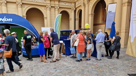 Der DialogBus beim Tag des offenen Landtags in Schwerin am 25.06. © NDR Foto: NDR