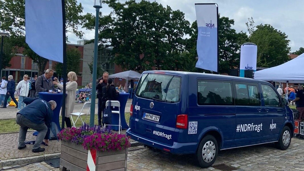 Der Dialogstand in Grabow bei der Tour des NDR Dialogbus. Der Dialogstand in Grabow bei der Tour des NDR Dialogbus. © NDR