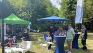 Der Dialogstand in Grabow bei der Tour des NDR Dialogbus. © NDR 