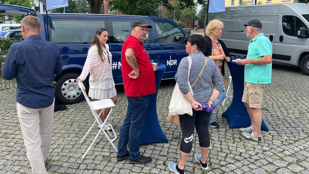 Der Dialogstand in Torgelow bei der Tour des NDR Dialogbus. Der Dialogstand in Torgelow bei der Tour des NDR Dialogbus. © NDR