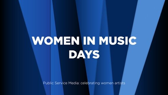 Logo des Women in Music Day: verschiedene blaue, schräg angeordnete Streifen. Darüber der Schriftzug der Aktion in Weiß. © EBU 