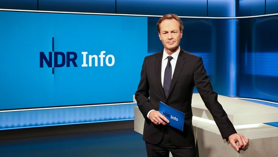 Moderator Thomas Kausch im Studio von NDR Info 21.45. Moderator Thomas Kausch im Studio von NDR Info 21.45. © NDR/Michael Uphoff