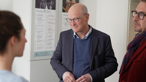 NDR Intendant Joachim Knuth (M.) im Gespräch mit Kolleg*innen im Haff-Müritz-Studio Neubrandenburg. © NDR Foto: Thomas Eichler