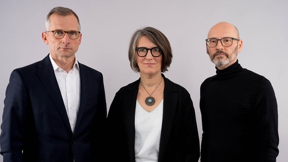 Dr. Michael Kühn. Dr. Gesine Dornblüth und Steffen Klusmann stehen vor einer weißen Fotowand und schauen in die Kamera. Dr. Michael Kühn. Dr. Gesine Dornblüth und Steffen Klusmann stehen vor einer weißen Fotowand und schauen in die Kamera. © NDR/Janis Röhlig Foto: Janis Röhlig