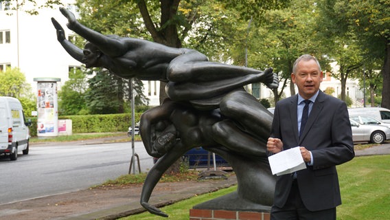 NDR Intendant Lutz Marmor vor der Skulptur "Ätherwelle".  