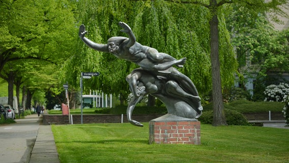 Die Bronzeskulptur "Ätherwelle" des Künstlers Friedrich Wield am NDR Standort Rothenbaum in Hamburg. © NDR Foto: Marco Peter