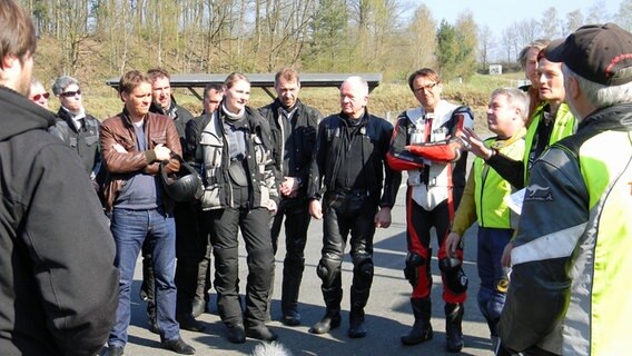 Hinnerk Baumgarten und die Motorradgruppe. © NDR 