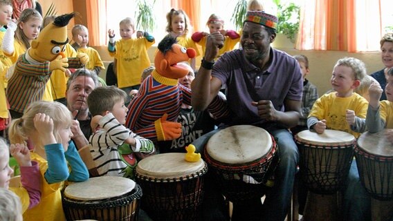 Ernie und Bert trommeln mit den Kindern © NDR Foto: Sascha Storfner