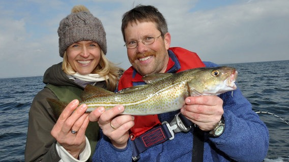 Frerk Petersen und Gabi Lüeße mit einem Fisch © Frerk Petersen Foto: Frerk Petersen