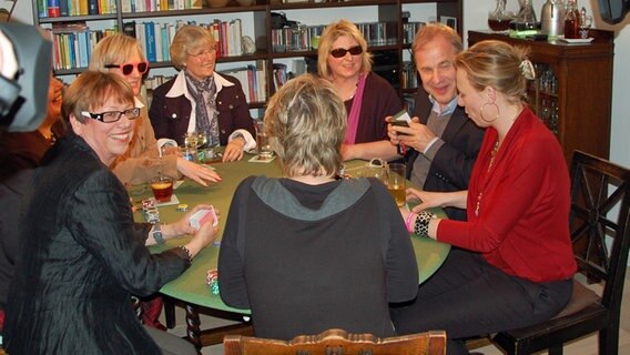 Hubertus Meyer-Burckhardt und die Pokerdamen © NDR 