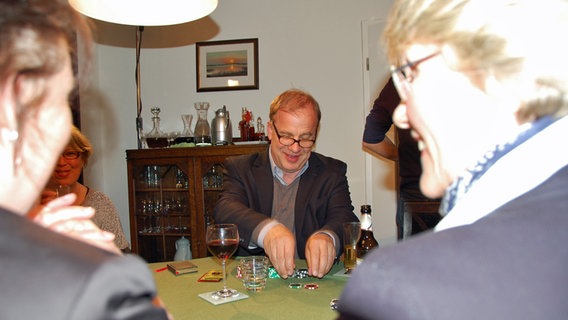 Hubertus Meyer-Burckhardt am Pokertisch © NDR 