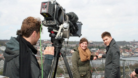 Carsten Janssen filmt Lone Lausen und Jonas Richter die ein Pärchen spielen das auf der Kuppel der Schule von einem Monster. © NDR 