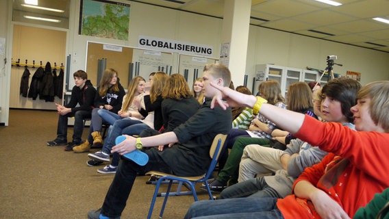 Die Klasse 8b des Wolfgang Borchert Gymnasium aus Halstenbek: "Manchmal frage ich mich schon: ganz schön krass, diese Geschichten. Das soll so passiert sein?" © NDR 