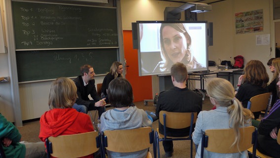 Anja Reschke diskutiert gemeinsam mit der Klasse 8b des Wolfgang-Borchert-Gymnasiums. © NDR 
