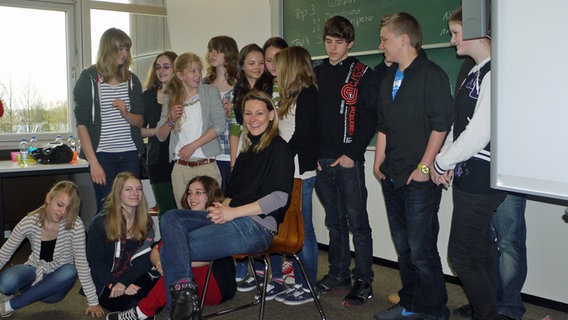 Die Klasse 8b des Wolfgang-Borchert-Gymnasiums und Anja Reschke. © NDR 