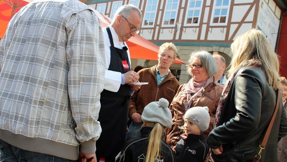 Rainer Sass gibt Autogramme auf dem Nieneburger Wochenmarkt. © dmfilm und tv produktion GmbH & Co. KG 