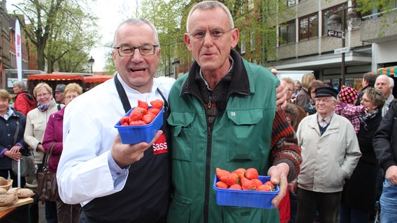 Rainer Sass, Joachim Meyer, Gemüsehändler auf dem Nienburger Wochenmarkt. © dmfilm und tv produktion GmbH & Co. KG 