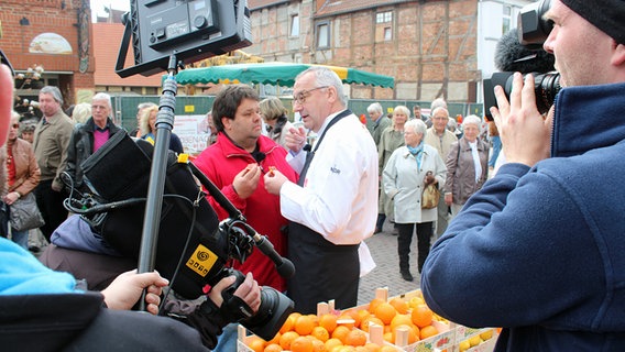 Rainer Sass probiert Orangen © dmfilm und tv produktion GmbH & Co. KG 