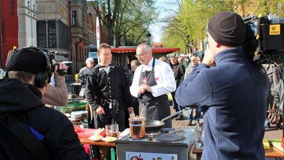 Dreharbeiten auf dem Nienburger Wochenmarkt mit Nachtwächter Stefan Hilker. © dmfilm und tv produktion GmbH & Co. KG 