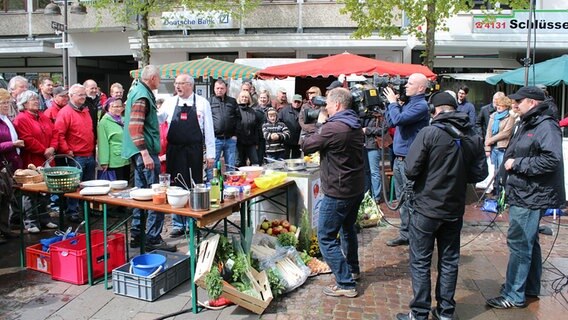 Rainer Sass in seiner mobilen Küche auf dem Wochenmarkt © dmfilm und tv produktion GmbH & Co. KG 