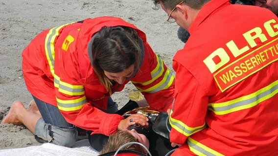 Inka Schneier unterstützt eine Übung der DLRG am Strand © NDR 