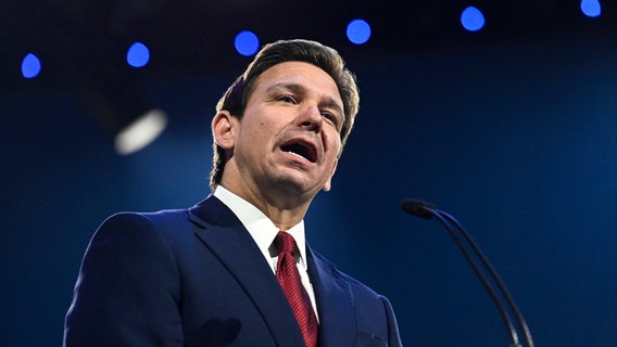 Floridas Gouverneur Ron DeSantis hält eine Rede © The News & Advance/AP/dpa Foto: Paige Dingler