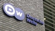 Das Logo der Deutschen Welle prangt am Redaktionsgebäude. © NDR 