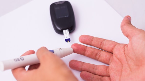 A patient measures his blood sugar level © colourbox Photo: Marcus Grip